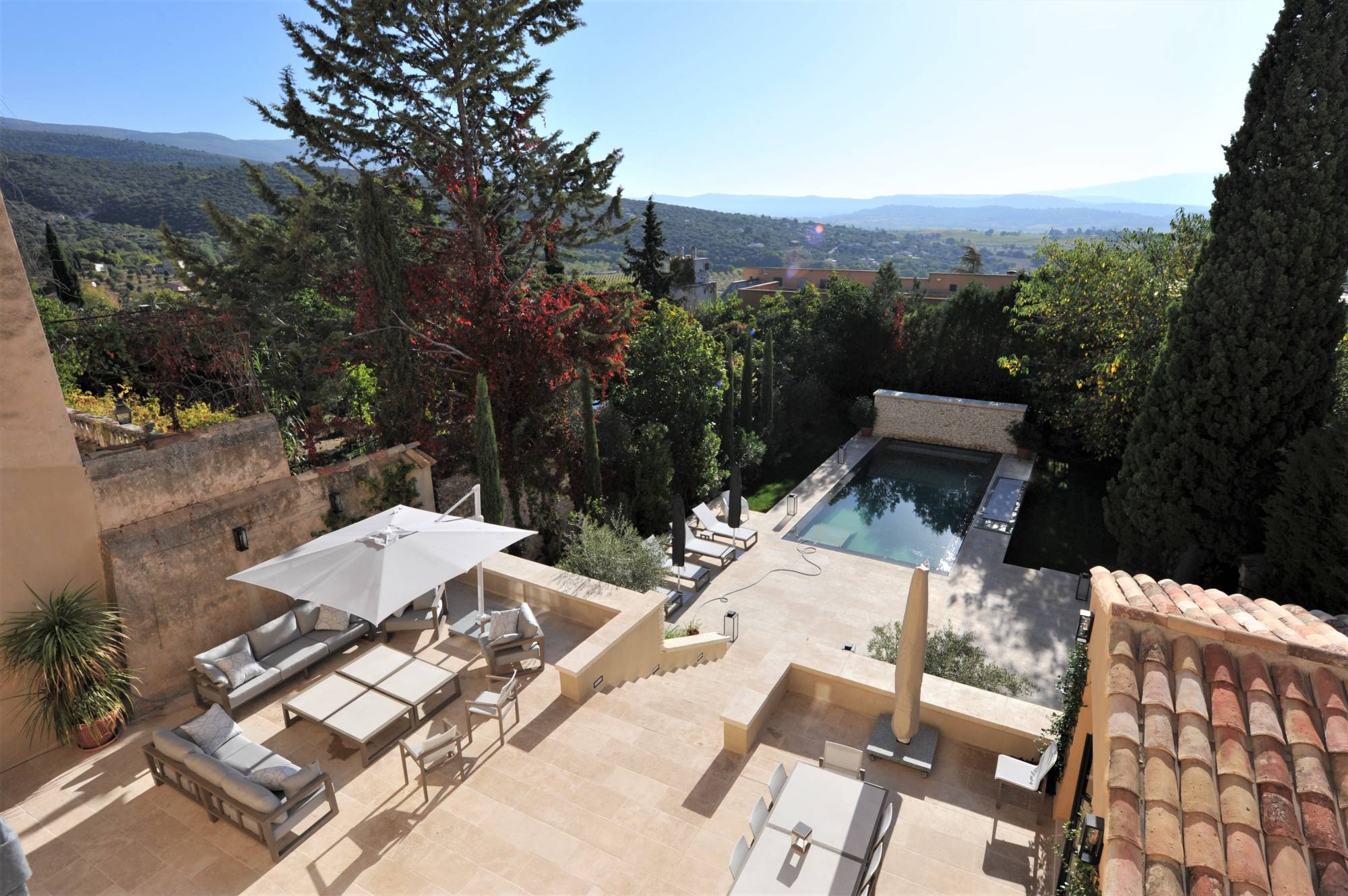 Beautiful mansion dating from the XVIIIth century entirely renovated with landscaped garden and heated swimming pool.