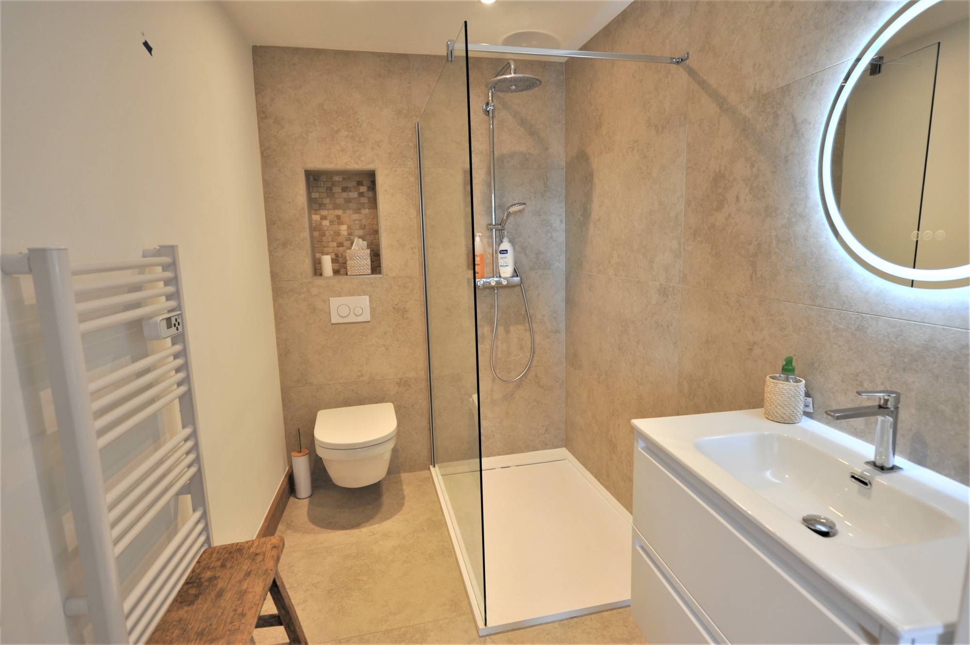 Beautiful mansion dating from the XVIIIth century entirely renovated with landscaped garden and heated swimming pool.