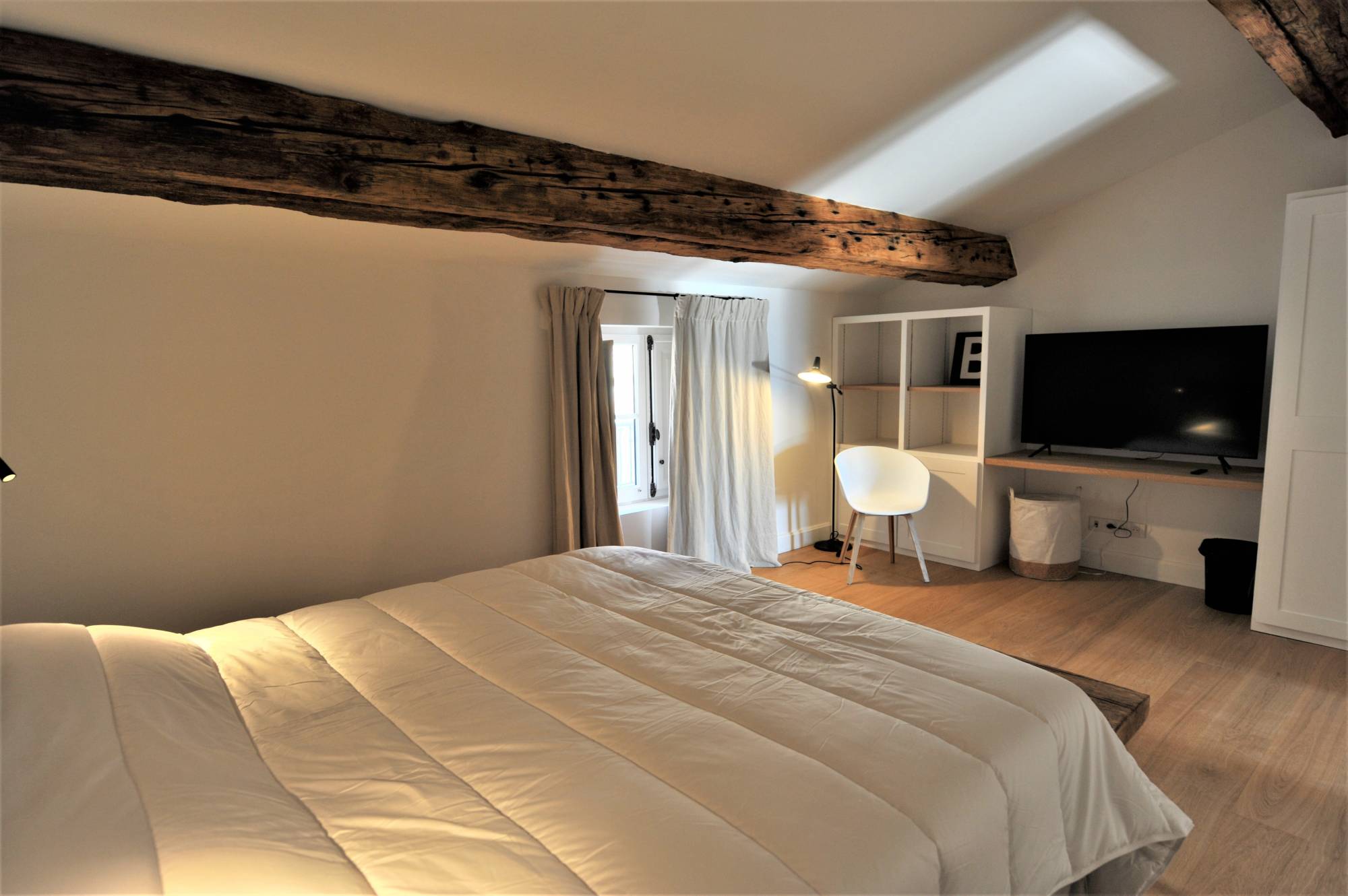 Beautiful mansion dating from the XVIIIth century entirely renovated with landscaped garden and heated swimming pool.