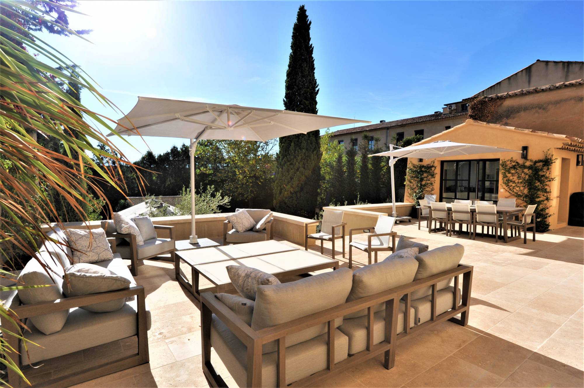 Beautiful mansion dating from the XVIIIth century entirely renovated with landscaped garden and heated swimming pool.