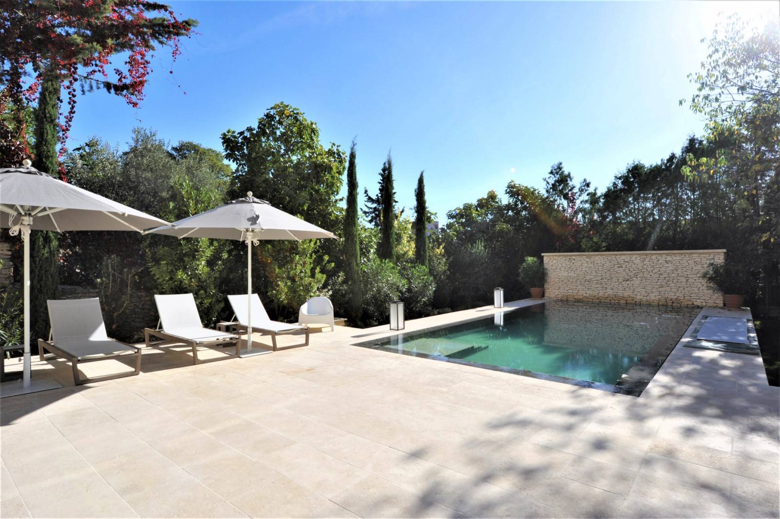 Beautiful mansion dating from the XVIIIth century entirely renovated with landscaped garden and heated swimming pool.