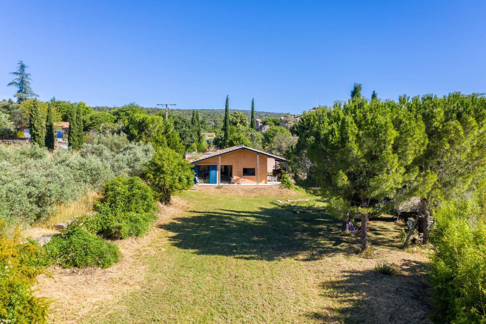 Village house facing the Luberon in Cabrières d'Avignon