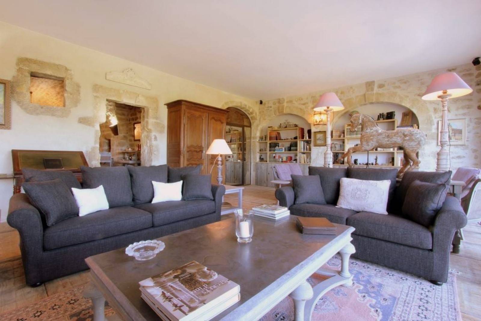 set on the hill of Ménerbes, magnificent bastide with 2 pools and superb view