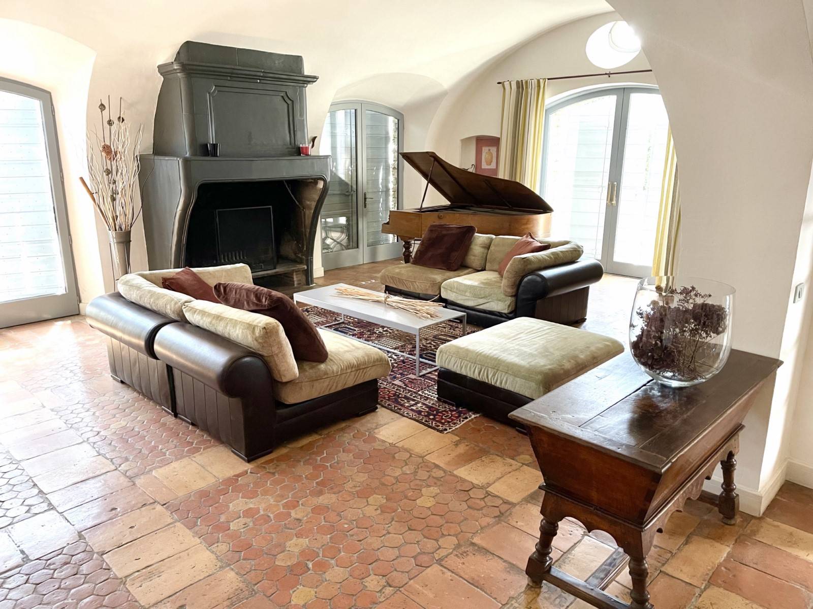 Close to the centre of the village of Gordes, exceptional property facing the Luberon and the Alpilles