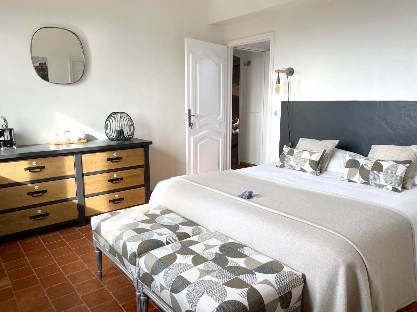 Close to the centre of the village of Gordes, exceptional property facing the Luberon and the Alpilles