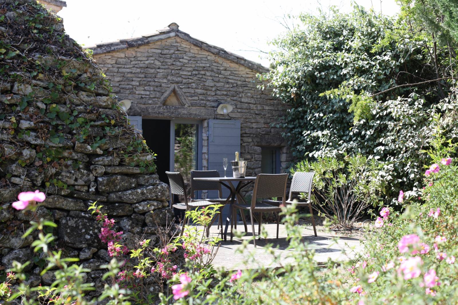Close to the centre of the village of Gordes, exceptional property facing the Luberon and the Alpilles