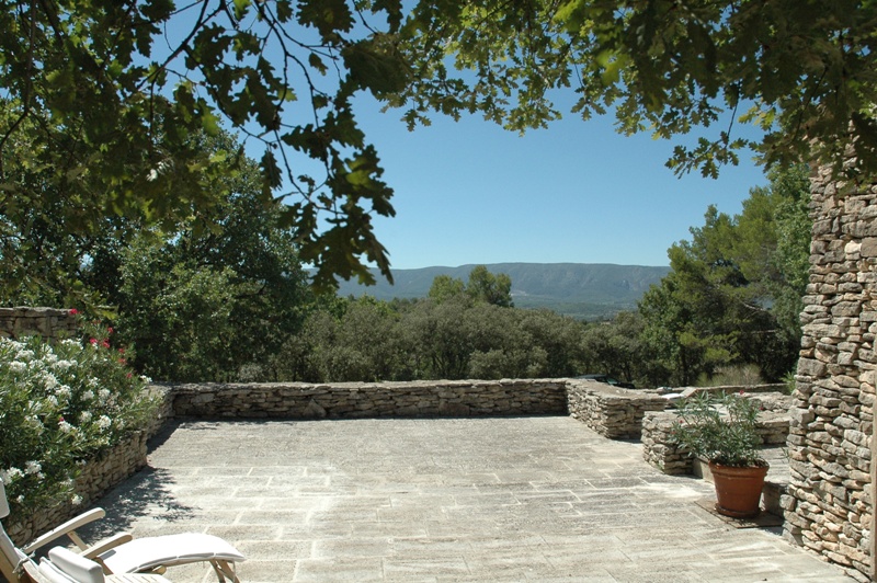 Luberon, nice house with tennis court and swimming pool.