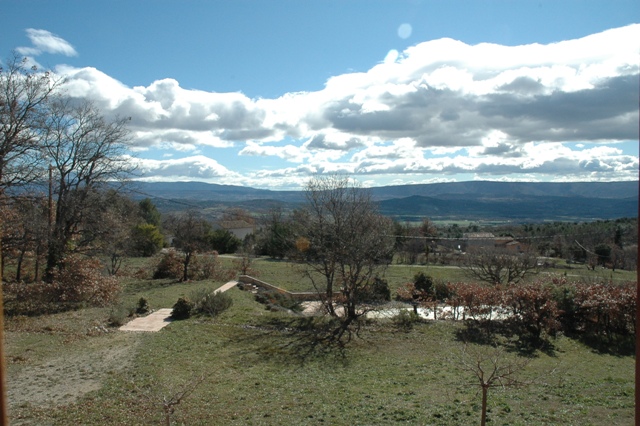 Modern house in the Luberon area for sale with great view over the valley aznd surroundings montains.