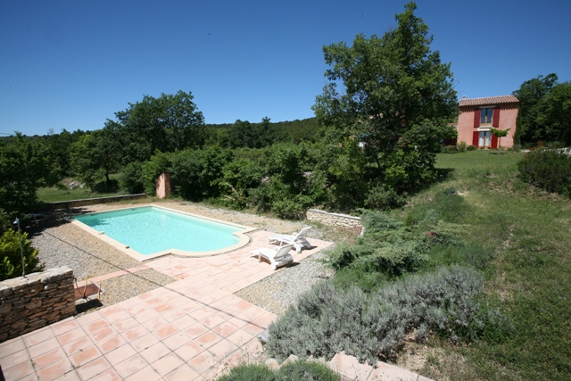 Modern house in the Luberon area for sale with great view over the valley aznd surroundings montains.