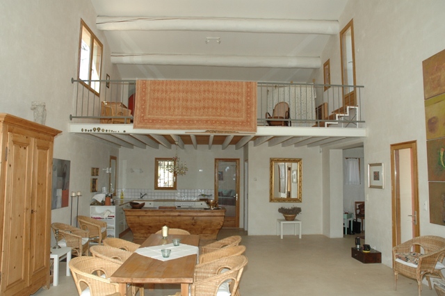 Modern house in the Luberon area for sale with great view over the valley aznd surroundings montains.