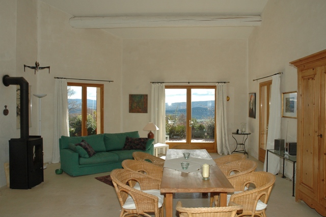 Modern house in the Luberon area for sale with great view over the valley aznd surroundings montains.