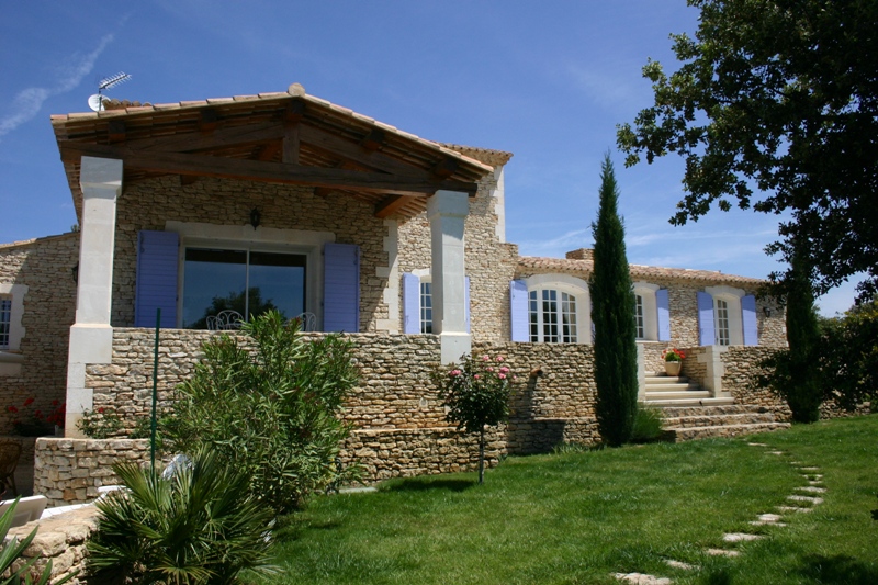 Stone house with view in a residential area near Gordes. Swimming pool and pool house