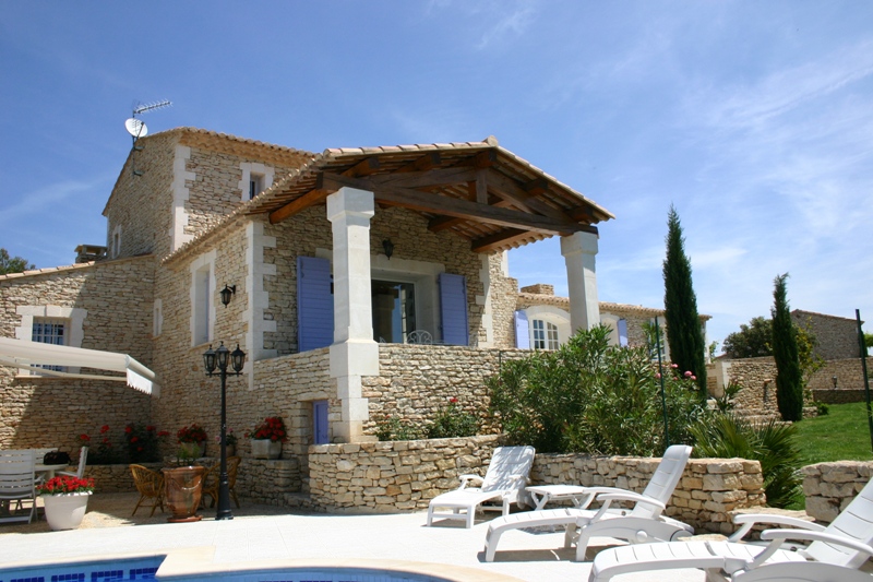 Stone house with view in a residential area near Gordes. Swimming pool and pool house