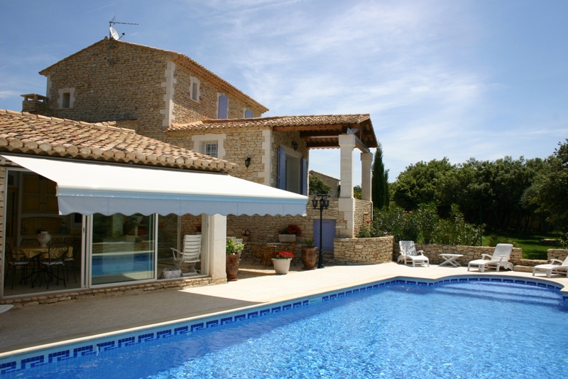Stone house with view in a residential area near Gordes. Swimming pool and pool house