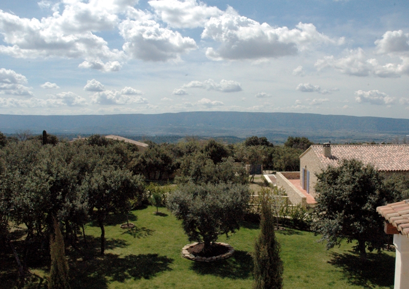Stone house with view in a residential area near Gordes. Swimming pool and pool house