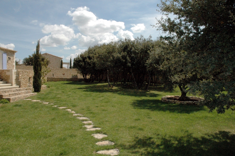 Stone house with view in a residential area near Gordes. Swimming pool and pool house