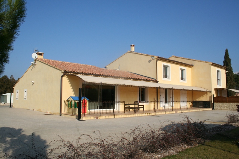 In Provence, between Avignon and Luberon, for sale a large property with 4 guests houses with private garden, with a tennis court and a swimming pool on 1.3 hectares (3.2 acres) of land