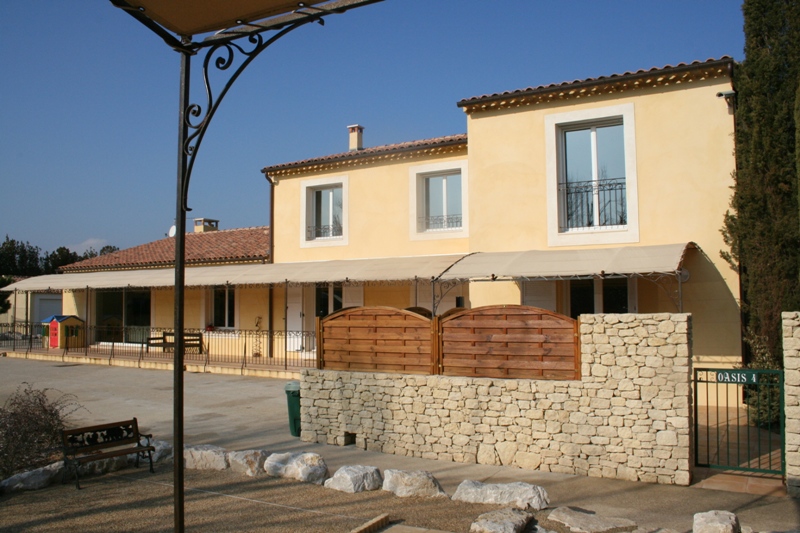 In Provence, between Avignon and Luberon, for sale a large property with 4 guests houses with private garden, with a tennis court and a swimming pool on 1.3 hectares (3.2 acres) of land