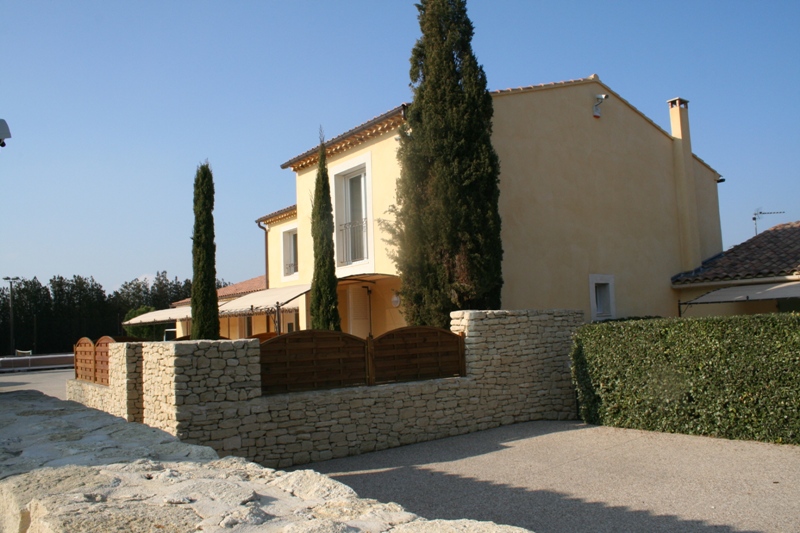 In Provence, between Avignon and Luberon, for sale a large property with 4 guests houses with private garden, with a tennis court and a swimming pool on 1.3 hectares (3.2 acres) of land
