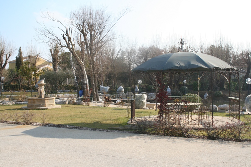 In Provence, between Avignon and Luberon, for sale a large property with 4 guests houses with private garden, with a tennis court and a swimming pool on 1.3 hectares (3.2 acres) of land