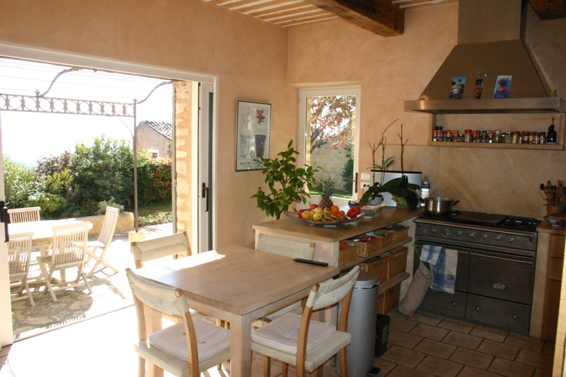 Village house in the heart of a perched village in the Luberon valley
