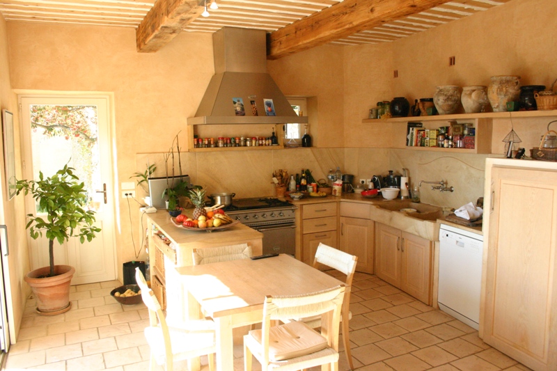 Village house in the heart of a perched village in the Luberon valley