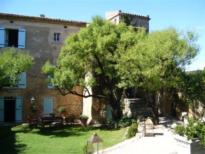 17th century mas in Luberon with park