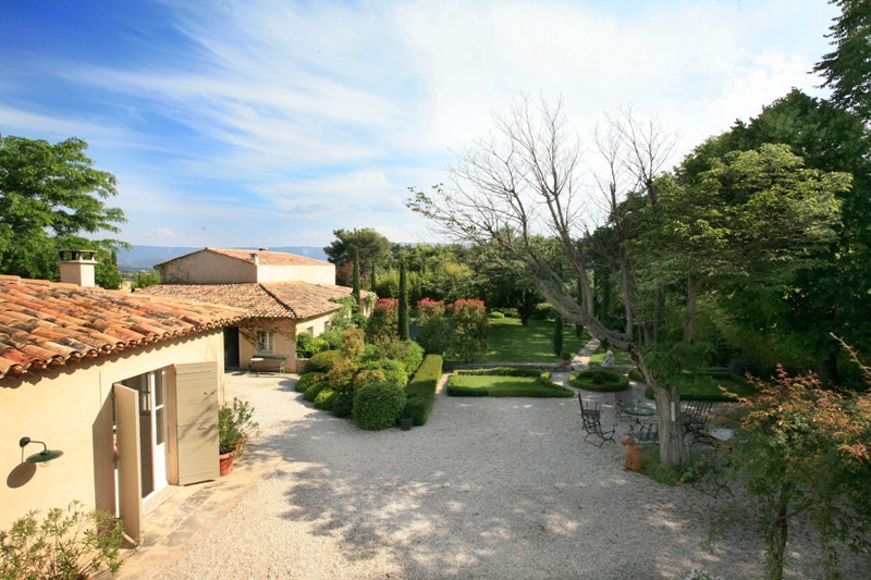 Mas in Luberon, in the heart of a nice village, with garden and swimming pool