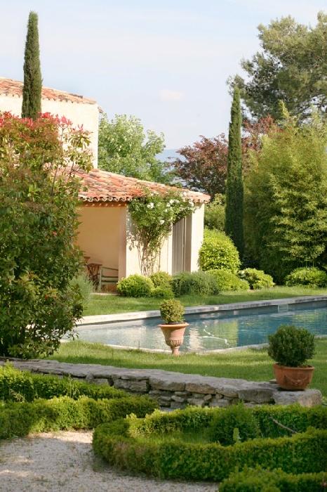 Mas in Luberon, in the heart of a nice village, with garden and swimming pool