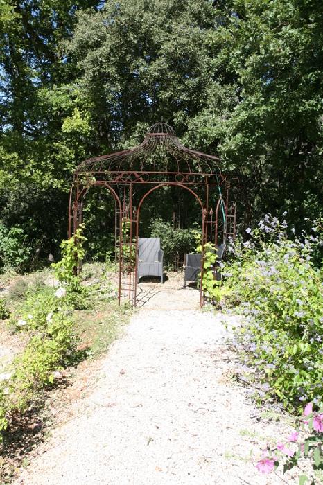 Close to a village of Luberon, nice and quiet house on a piece of land of 2760 m².