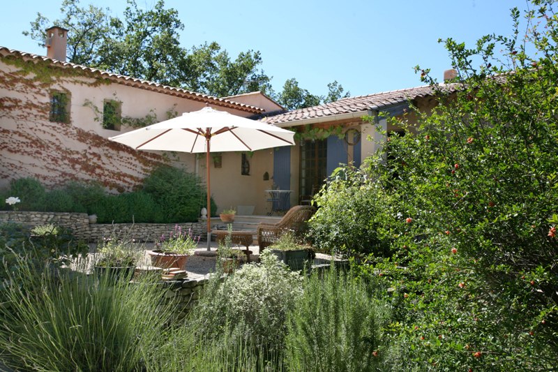 Close to a village of Luberon, nice and quiet house on a piece of land of 2760 m².