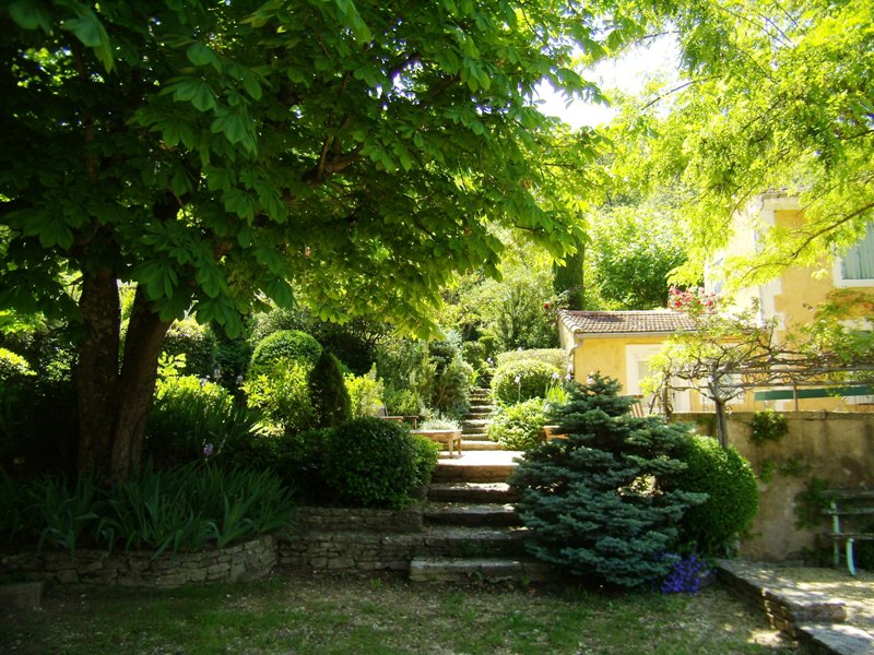 Genuine and renovated farmhouse of the 19th century in Luberon for sale with Rosier