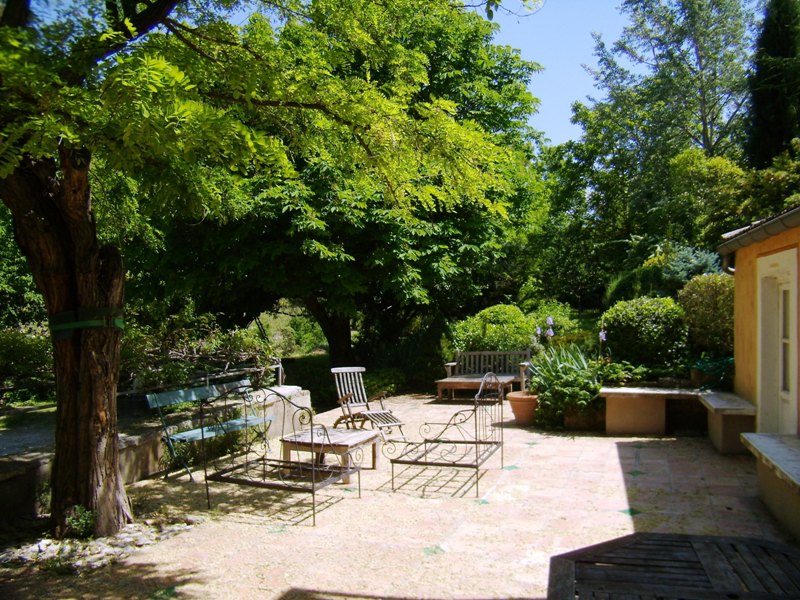 Genuine and renovated farmhouse of the 19th century in Luberon for sale with Rosier