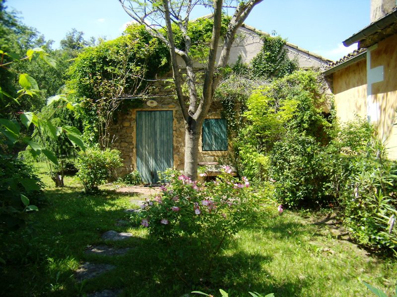 Genuine and renovated farmhouse of the 19th century in Luberon for sale with Rosier