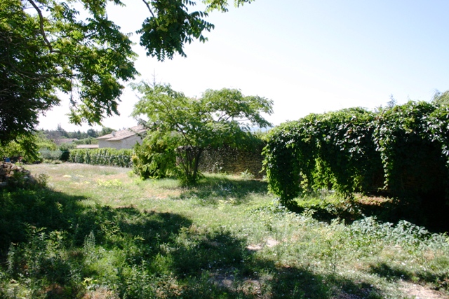 close to Gordes, nice buildable plot of about 1000 square meters with a south exposure
