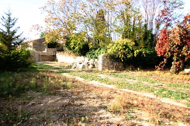 close to Gordes, nice buildable plot of about 1000 square meters with a south exposure