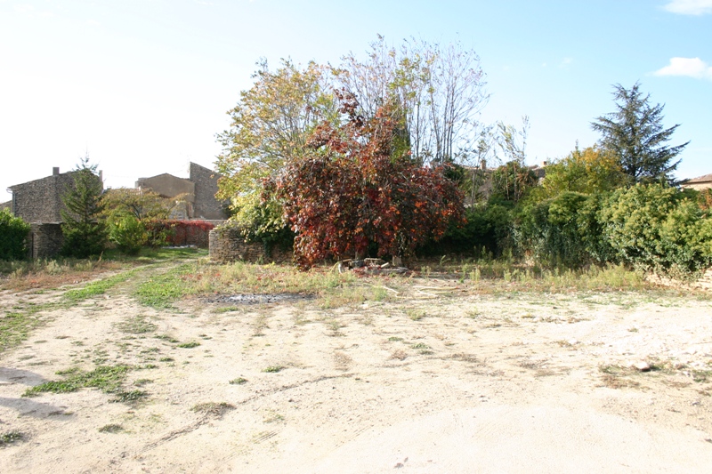close to Gordes, nice buildable plot of about 1000 square meters with a south exposure