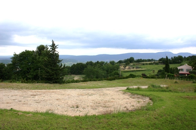 Between Apt and Saint Saturnin les Apt, plot of more than 3000 sq. meters.