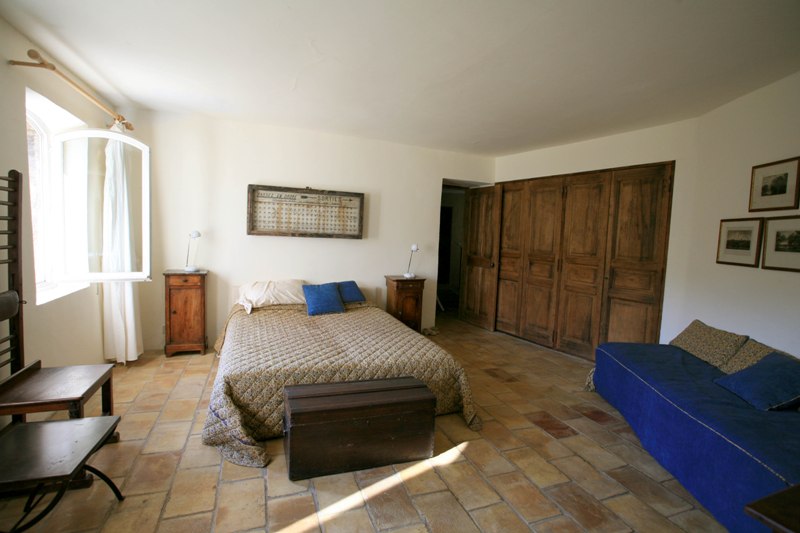 In a village of the Luberon area, authentic house tastefully renewed with garden and swimming pool