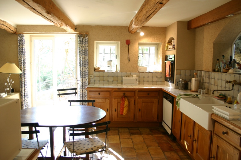 In a village of the Luberon area, authentic house tastefully renewed with garden and swimming pool