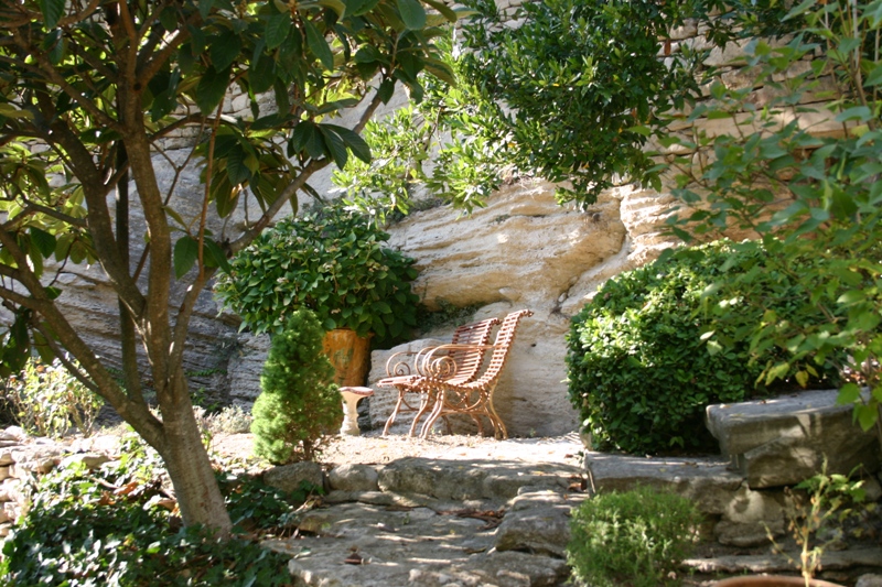 In a village of the Luberon area, authentic house tastefully renewed with garden and swimming pool