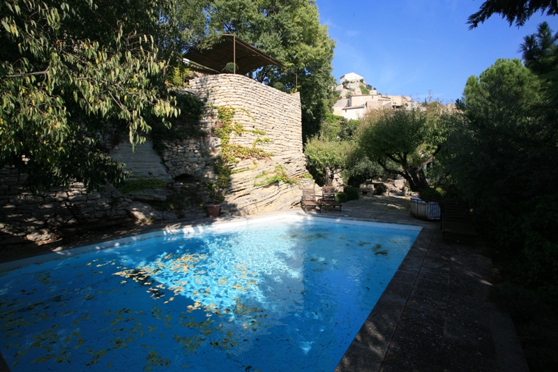 In a village of the Luberon area, authentic house tastefully renewed with garden and swimming pool