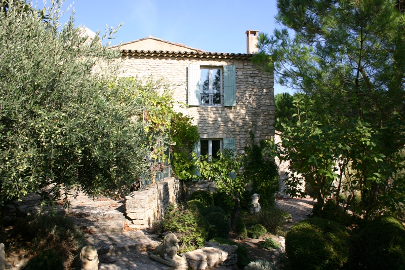 In a village of the Luberon area, authentic house tastefully renewed with garden and swimming pool