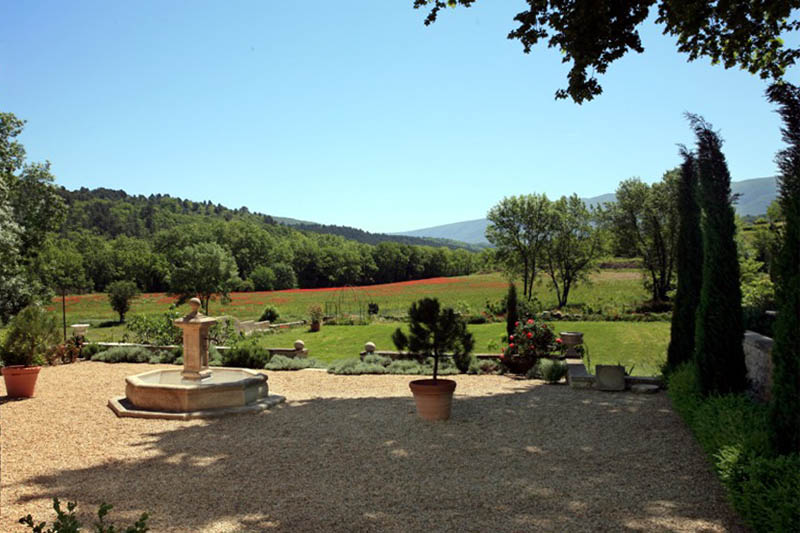 Castle of Provence of the 17th century with architecture elements of great quality and numerous outbuildings
