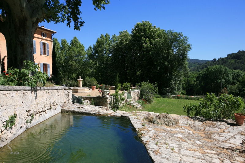 Castle of Provence of the 17th century with architecture elements of great quality and numerous outbuildings