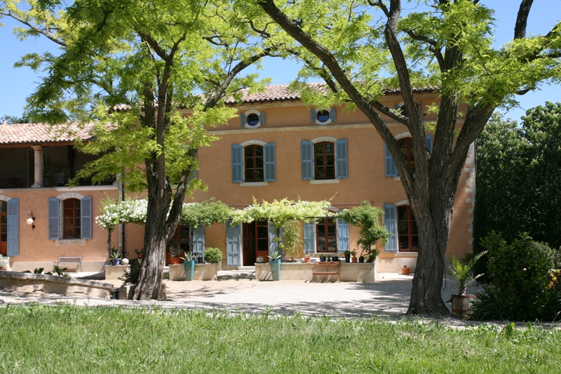 Castle of Provence of the 17th century with architecture elements of great quality and numerous outbuildings