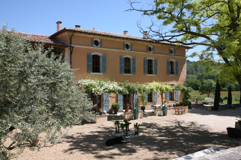 Castle of Provence of the 17th century with architecture elements of great quality and numerous outbuildings