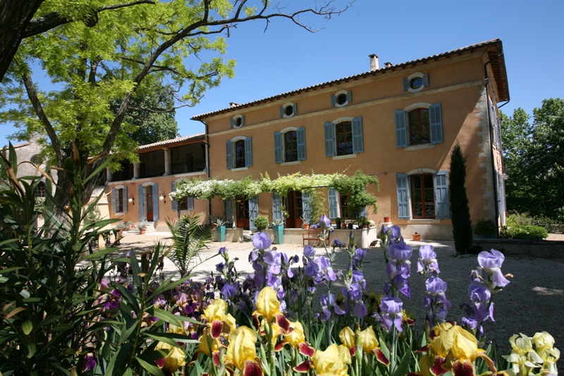 Castle of Provence of the 17th century with architecture elements of great quality and numerous outbuildings