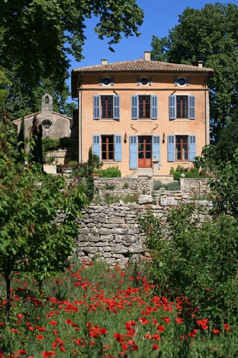 Castle of Provence of the 17th century with architecture elements of great quality and numerous outbuildings