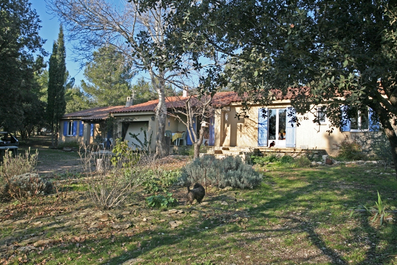 Near Gordes, one level building made of two houses linked with a shared hall and garage